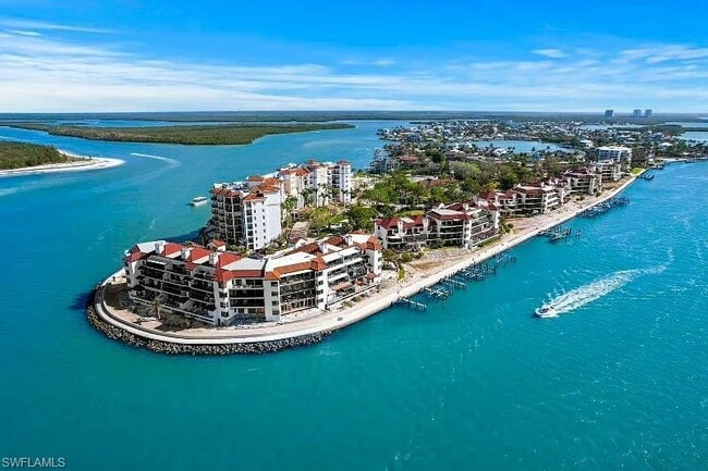 310 La Peninsula Blvd in Naples, FL - Building Photo - Building Photo