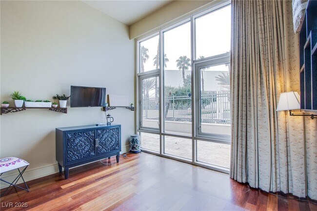 2877 Paradise Rd in Las Vegas, NV - Building Photo - Building Photo