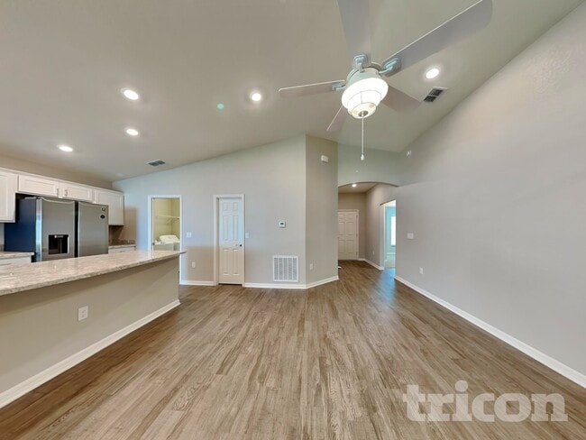 579 Lorient Drive in Eagle Lake, FL - Foto de edificio - Building Photo