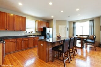 800 Deroo Lp in Highwood, IL - Foto de edificio - Building Photo