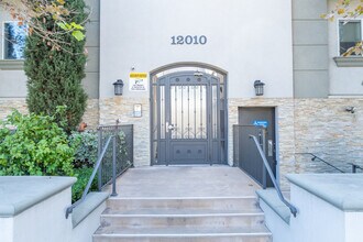 12010 Magnolia Blvd in Valley Village, CA - Foto de edificio - Building Photo