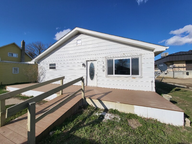139 McNamara Ave in Big Sandy, MT - Foto de edificio