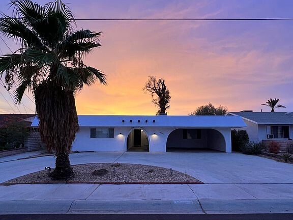 42995 Texas Ave in Palm Desert, CA - Foto de edificio