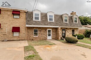 1215 N Pacific Ave in Iowa Park, TX - Building Photo