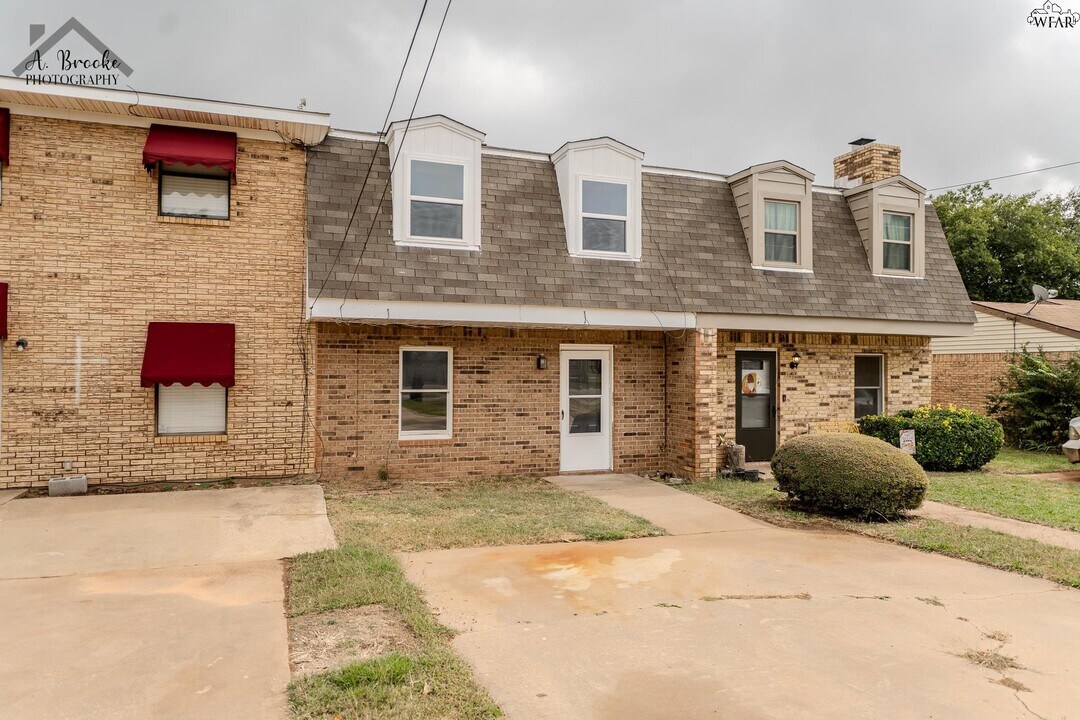 1215 N Pacific Ave in Iowa Park, TX - Building Photo