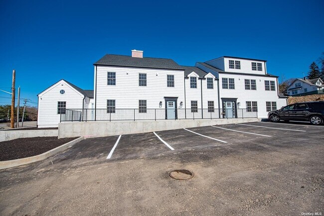 1090 New York Ave-Unit -202 in Huntington Station, NY - Building Photo - Building Photo