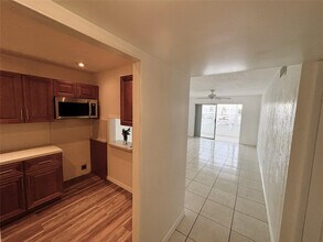 8130 Sunrise Lakes Blvd in Sunrise, FL - Building Photo - Building Photo