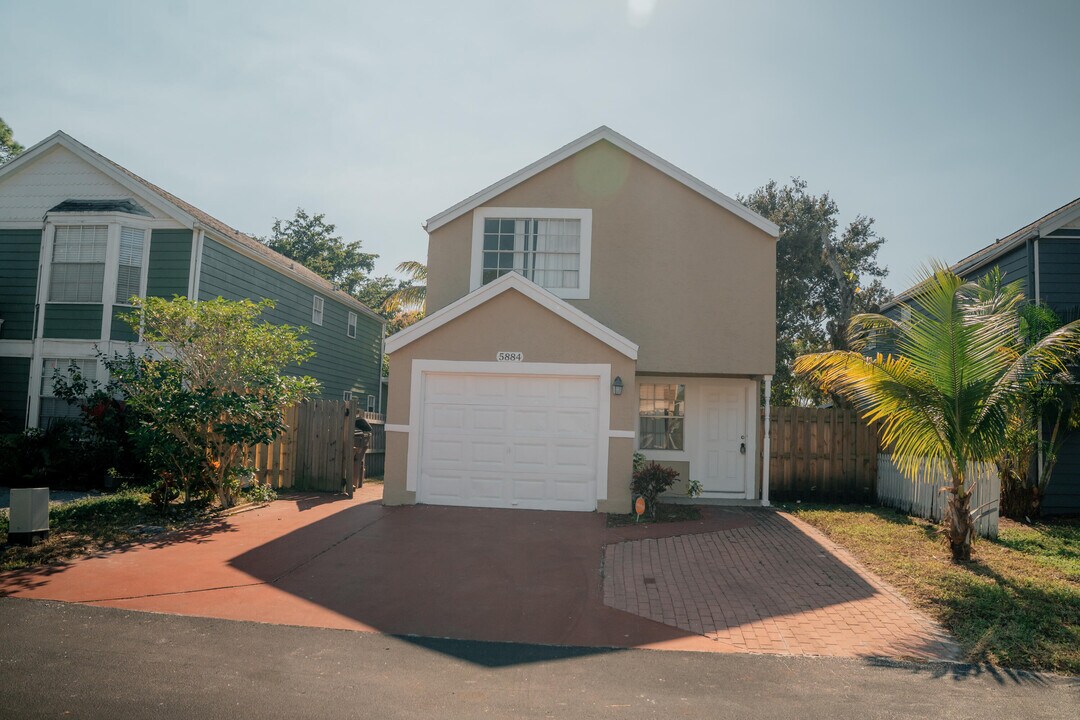 5884 Dewberry Way in West Palm Beach, FL - Building Photo