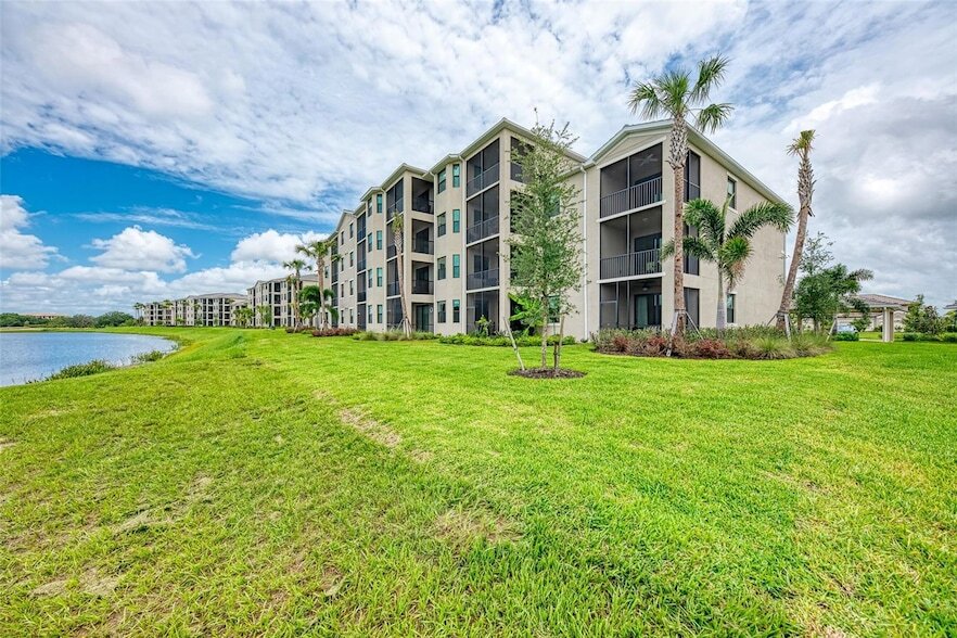 17704 Gawthrop Dr, Unit 207 in Bradenton, FL - Building Photo