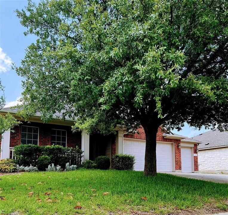 18800 Caisteal Castle Path in Pflugerville, TX - Building Photo