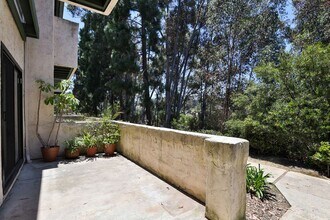 8750 Villa La Jolla Dr in San Diego, CA - Building Photo - Building Photo