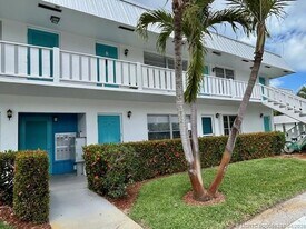 2929 SE Ocean Blvd, Unit 113-2 in Stuart, FL - Building Photo