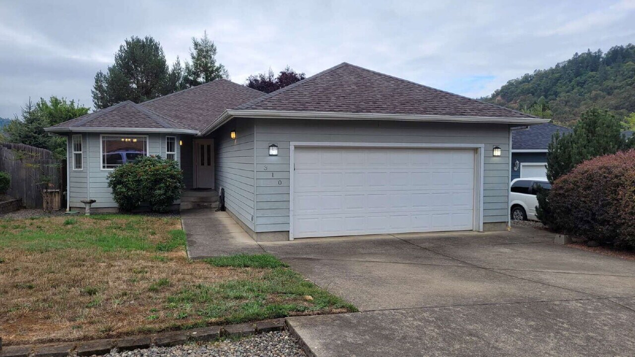 310 Village Dr in Winchester, OR - Building Photo