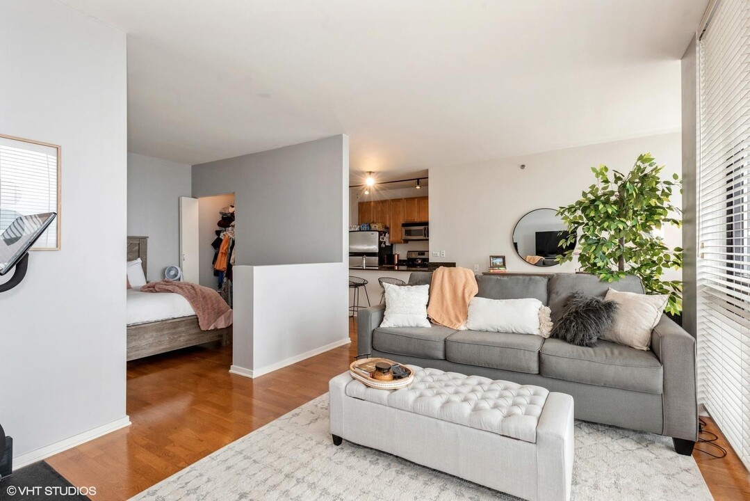 210 S Desplaines St, Unit 1906 in Chicago, IL - Building Photo
