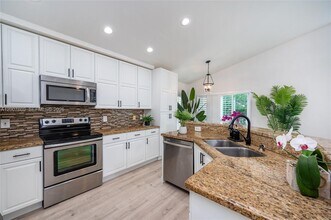 1381 NW 144th Ave in Pembroke Pines, FL - Foto de edificio - Building Photo