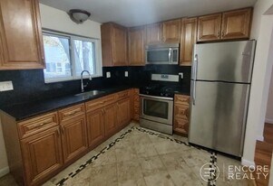 17 Oxford Cir, Unit 2 in Belmont, MA - Building Photo