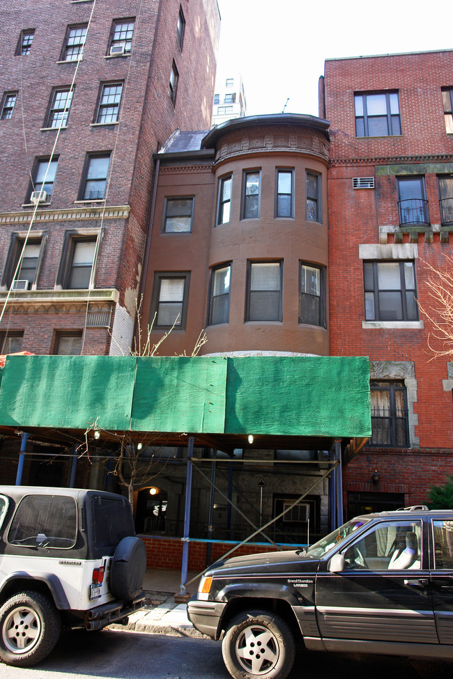 248 W 74th St in New York, NY - Building Photo - Building Photo