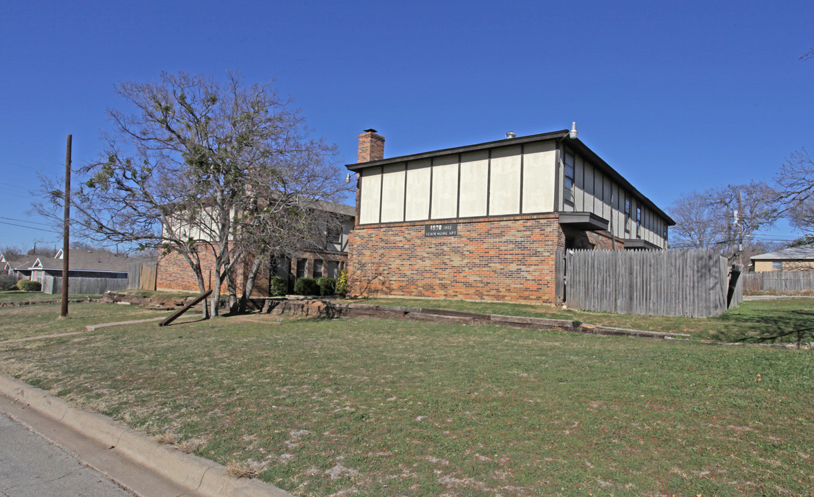 Hulen Townhomes in Fort Worth, TX - Building Photo