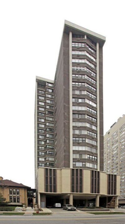 6325 N Sheridan Rd in Chicago, IL - Building Photo