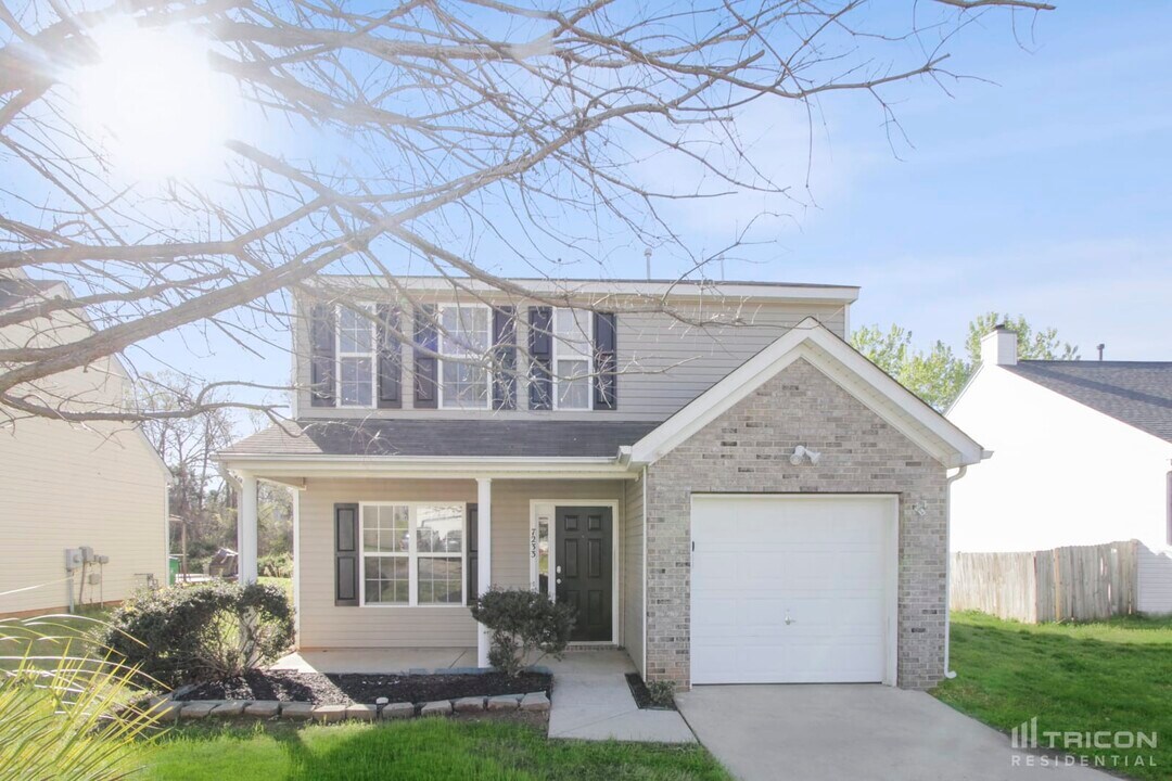 7233 Hidden Creek Dr in Charlotte, NC - Building Photo