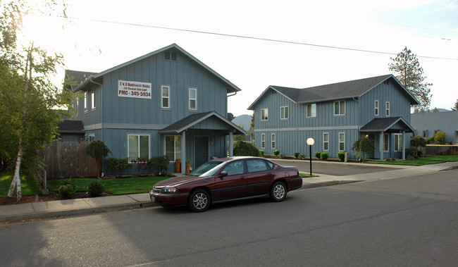 408-484 Holbrook Ln in Creswell, OR - Building Photo - Building Photo