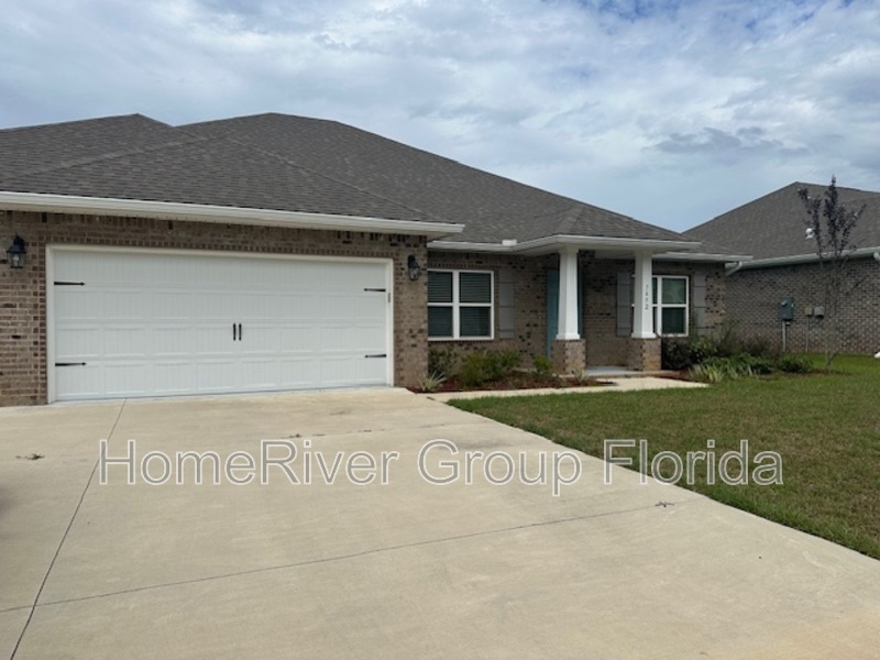 7652 Piper Cir in Milton, FL - Building Photo