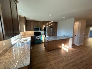 400 NW 7th Ave in Mill City, OR - Building Photo - Building Photo