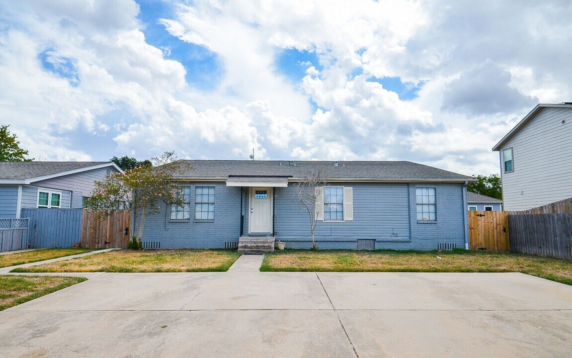 9 Becca Ct-Unit -9 BECCA CT UNIT B in Brookshire, TX - Building Photo