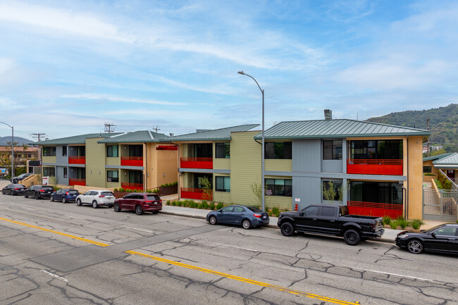 Honolulu Hills Condominiums in Montrose, CA - Foto de edificio - Building Photo