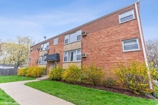 4225 Forest Ave, Unit W1S in Downers Grove, IL - Building Photo