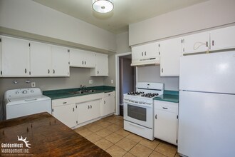 3669 E Waikiki Ave in Las Vegas, NV - Building Photo - Building Photo