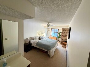 3720 Independence Ave S, Unit 122 in St. Louis Park, MN - Foto de edificio - Building Photo