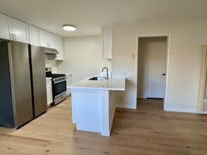 4633 Marine Ave, Unit 201 in Lawndale, CA - Foto de edificio - Building Photo