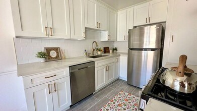 Spacious 1 & 2 Bedroom Apartments in Burbank, CA - Building Photo - Building Photo