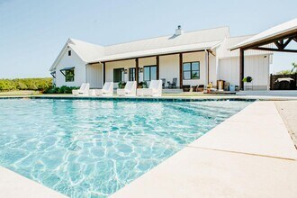 2300 W Fitzhugh Rd in Dripping Springs, TX - Building Photo - Building Photo