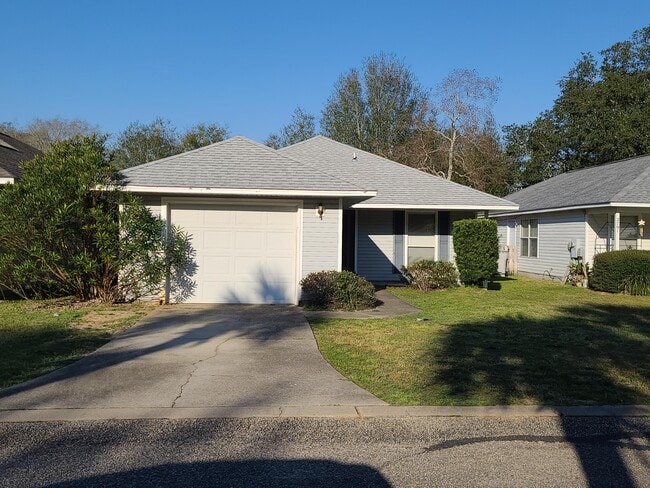 2787 Bay Club Dr in Navarre, FL - Building Photo - Building Photo