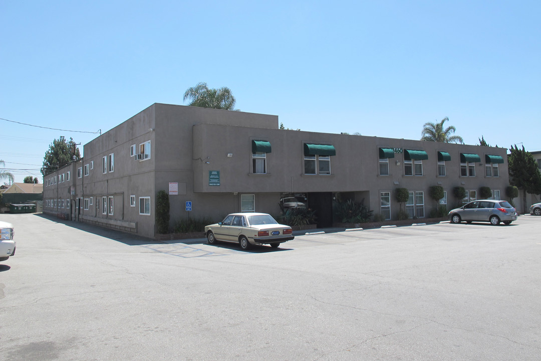 The Lakewood Apartments in Downey, CA - Building Photo