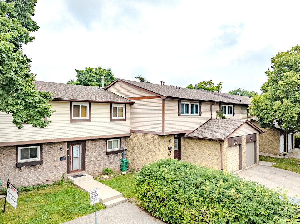 6779 Glen Erin Dr in Mississauga, ON - Building Photo