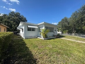 1100 NW 71st St in Miami, FL - Building Photo - Building Photo