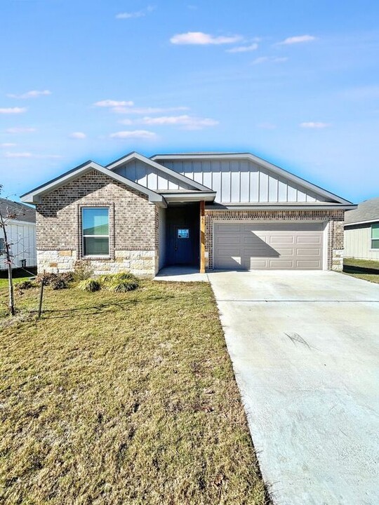 866 Freedom Cir in Nolanville, TX - Building Photo