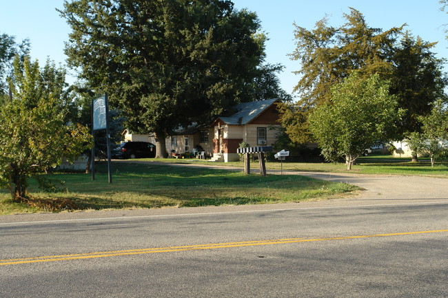 21765 W Main St in Greenleaf, ID - Foto de edificio - Building Photo