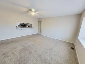 1744 S Lark Ln in Wichita, KS - Foto de edificio - Building Photo