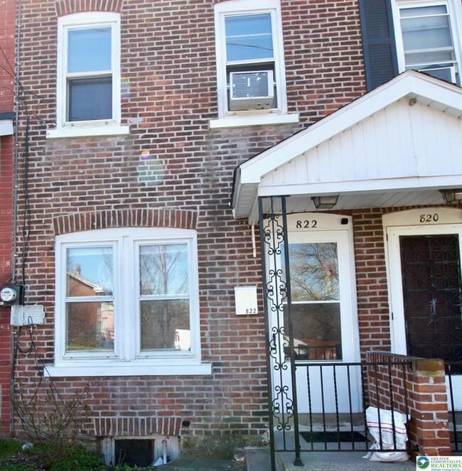 property at 822 E 8th St