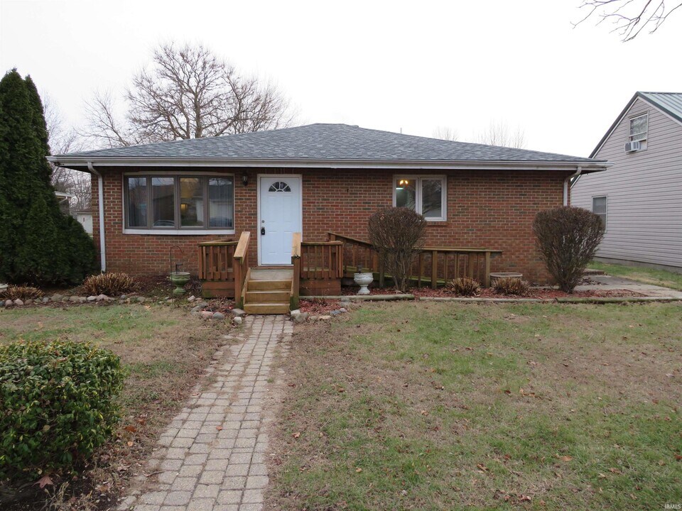 413 W Harrison St in Monticello, IN - Building Photo