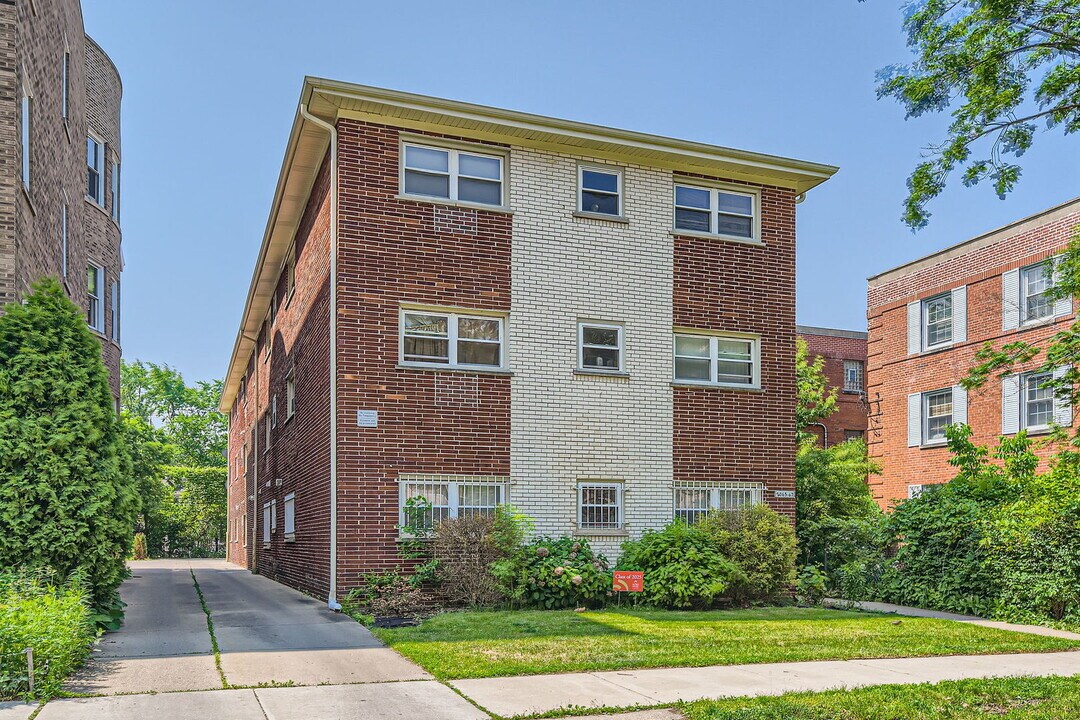 2067 W Farwell Ave in Chicago, IL - Building Photo