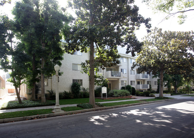 350 S Oakland in Pasadena, CA - Foto de edificio - Building Photo