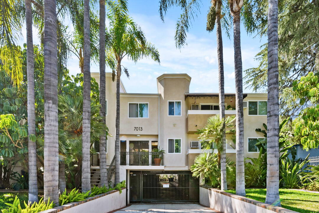 7013 Haskell Ave in Van Nuys, CA - Foto de edificio