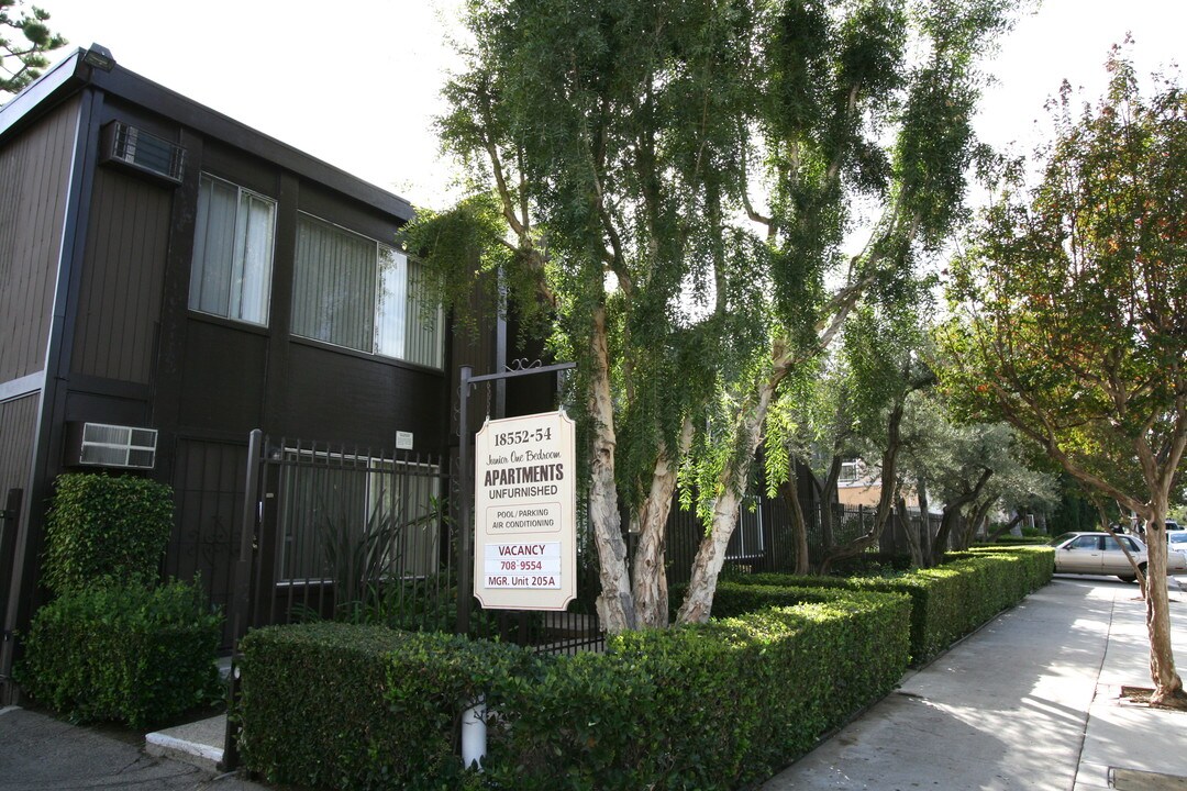 18554 Collins St in Los Angeles, CA - Building Photo