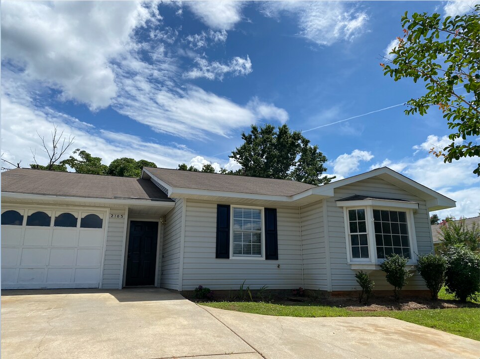 2105 Henderson Dr in Opelika, AL - Building Photo