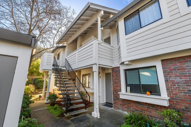 16 Woodstock Ct in San Rafael, CA - Foto de edificio - Building Photo